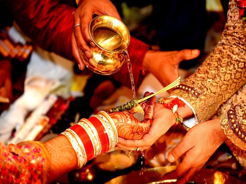 ৭ – ভালবাসার বিবাহের ভাল দিক হল মানুষ দুই সঙ্গী জীবনের নিজের সিদ্ধান্ত নিজেই নেয় এবং নিজের মতো করে জীবনযাপন করে। এমন পরিস্থিতিতেও কেউ নিজের উপর কোনও ধরণের চাপ অনুভব করেন না।