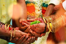 কনে দাঁড়িয়ে ছাদনাতলায়, ঘোড়ায় চেপে এল বর, সাত পাকের আগে যা ঘটল! জানলে অবাক হবেন আপনিও!