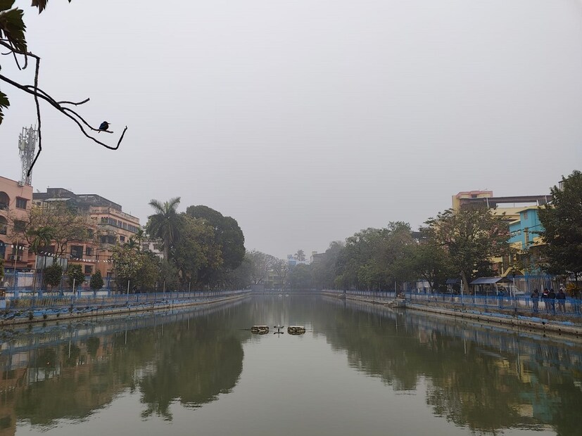 দক্ষিণবঙ্গের বেশ কিছু জেলায় তাপমাত্রা আরও কমেছে। আগামী শনি এবং রবিবার উপকূলঘেঁষা দুই জেলা দক্ষিণ ২৪ পরগনা এবং পূর্ব মেদিনীপুরে বিক্ষিপ্ত ভাবে হালকা বৃষ্টি হতে পারে। উত্তরবঙ্গের সব জেলাতেই কমবেশি বৃষ্টির সম্ভাবনা রয়েছে।