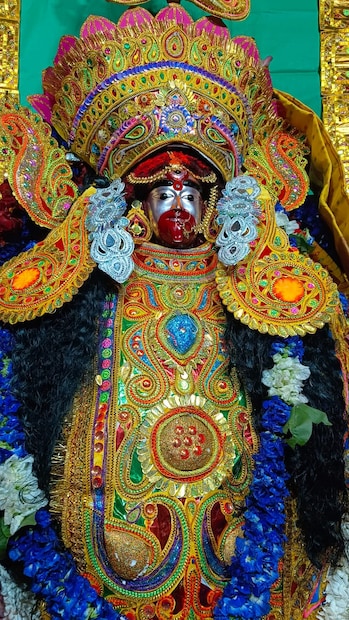 দেবী মূর্তি পুজোর চল নেই তারাপীঠে। সব দেবী মূর্তির পুজো করা হয় মা তারাকে সামনে রেখেই। ব্যতিক্রম হয়নি জগদ্ধাত্রী পুজোতেও। আজ, রবিবার ছিল জগদ্ধাত্রী পুজোর নবমী।