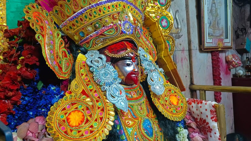 জগদ্ধাত্রী পুজোর নবমীর দিনে মা তারাকে জগদ্ধাত্রী রূপে পুজো করা হয়। রবিবার বিকেলে মা তারাকে জগদ্ধাত্রী রূপে সাজানো হয়েছিল। 