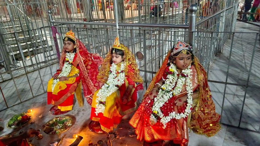একদিনেই সপ্তমী, অষ্টমী, নবমী পুজো করা হয়। মা তারার জগদ্ধাত্রী রূপে সাজ দেখতে রাজ্যের বিভিন্ন প্রান্তের মানুষ এদিন তারাপীঠ মন্দিরে ভিড় জমান।