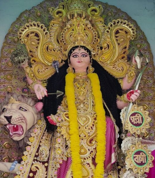 নতুন সিঁদুরের কৌটো পুরোহিতকে দিয়ে পুজো করিয়ে নিন। তার পর সেখান থেকে মায়ের চরণে কিছুটা সিঁদুর দিন। বাকিটা তুলে রাখুন। এতে সংসারের শুভ ও মঙ্গল হয় বলেই বিশ্বাস৷ আর্থিক অভাব থাকে না৷ উছলে পড়ে শ্রী সম্পদ ও সৌভাগ্য৷