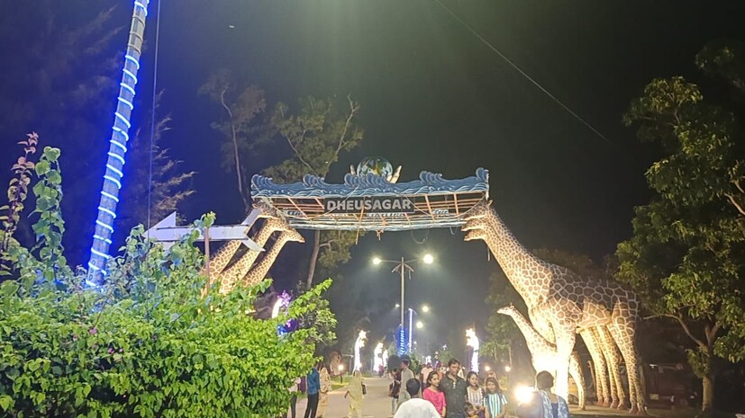 জায়ান্ট সুইং কিছুই নয় বড় দোলনা। বিদেশে চালু থাকলেও রাজ্যে প্রথম দিঘায় ঢেউ সাগর পার্কে এই ব্যবস্থা চালু করতে উদ্যোগী হয়েছে ঢেউসাগর কর্তৃপক্ষ। শুধু জায়ান্ট সুইং না, বিদেশের ধাঁচে একাধিক অ্যাডভেঞ্চার পূর্ণ রাইড ডিসেম্বর মাসেই চালু হবে বলে জানা যায় ঢেউসাগর কর্তৃপক্ষের কাছ থেকে।