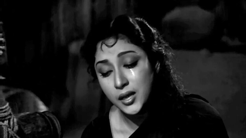সালটা ১৯৭৮৷ মালা সিনহার কেরিয়ার তখন মধ্যগগণে। আচমকা একদিন আয়কর দফতরের কর্মকর্তারা মালা সিনহার বাড়িতে হানা দেন। অভিযান চালানোর পর চক্ষু চড়কগাছ হয় সকলের৷ অভিনেত্রীর বাথরুমের দেওয়াল থেকে ১২ লক্ষ টাকা উদ্ধার হয়। যা বিরাট শোরগোল ফেলে দেয় ইন্ডাস্ট্রিতে৷