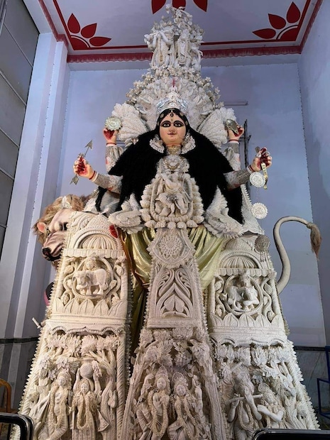 চন্দননগরে ষষ্ঠী থেকে শুরু হয় জগদ্ধাত্রী পুজোর উৎসব৷ অনেক জায়গায় শুধু নবমীতেই আয়োজন করা হয় সম্পূর্ণ পুজোর৷ চন্দননগর,ভদ্রেশ্বর, রিষড়া-সহ হুগলির বিভিন্ন অংশে জমকালো আয়োজন হয় জগদ্ধাত্রী পুজোর৷ কৃষ্ণনগরেও দেবীর পুজো বহু প্রাচীন৷