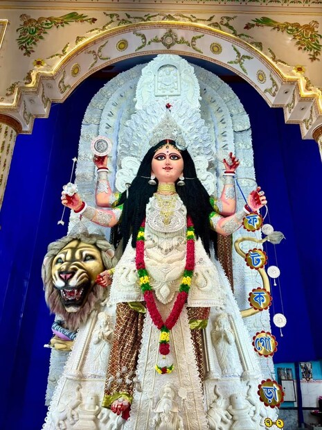 জগদ্ধাত্রী পুজোর নবমী তিথিই সবথেকে বেশি গুরুত্বপূর্ণ৷ তবে দশমী তিথির জন্যেও পালনীয় কিছু রীতি নীতি আছে৷ প্রচলিত বিশ্বাস সেগুলি পালন করলেই সংসারে বর্ষিত হবে অর্থ এবং সুখশান্তি৷ বলছেন জ্যোতিষ বিশারদ চক্রপাণি ভাট৷