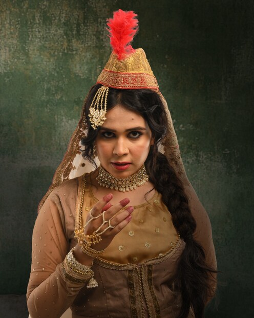সিরিজটির পরিচালনা করছেন কৌশিক হাফিজি৷ গল্প, স্ক্রিনপ্লে ও সংলাপেও রয়েছে পরিচালকের অনবদ্য ছোঁয়া৷ ক্রিয়েটিভ ডিরেক্টর অনির্বাণ ভট্টাচার্য৷