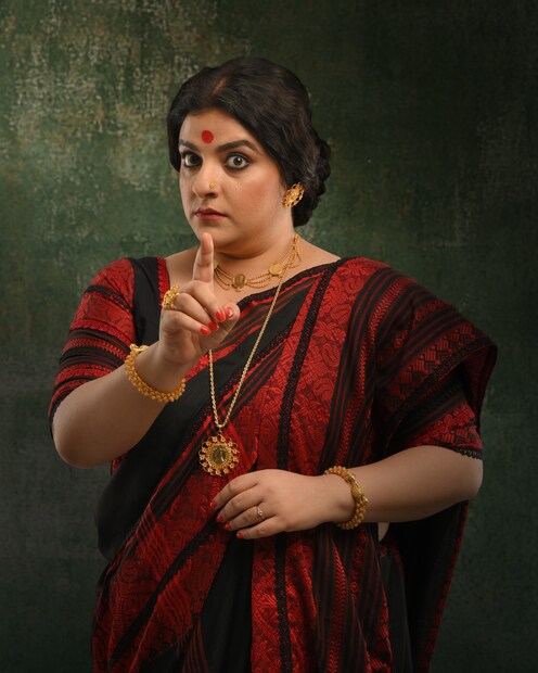 সিরিজটির পরিচালনা করছেন কৌশিক হাফিজি৷ গল্প, স্ক্রিনপ্লে ও সংলাপেও রয়েছে পরিচালকের অনবদ্য ছোঁয়া৷ ক্রিয়েটিভ ডিরেক্টর অনির্বাণ ভট্টাচার্য৷