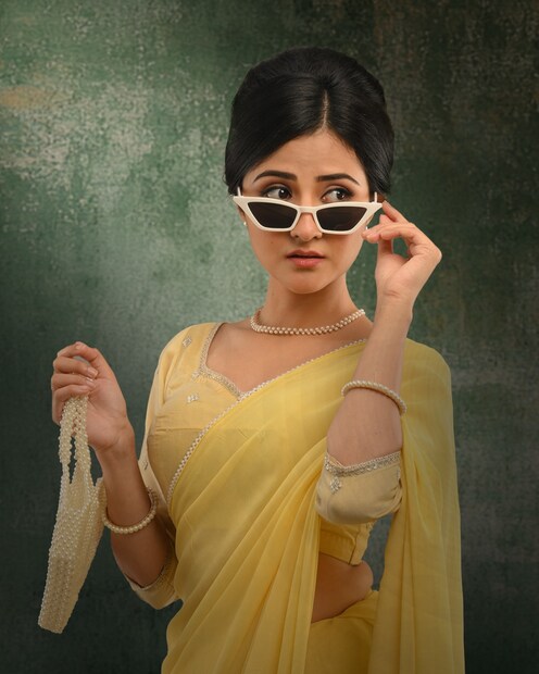 কলকাতার এক ঐতিহাসিক প্রাসাদে তিন ভূতনি মহিলার অজানা গল্পকথা ক্যামেরা বন্দী করতে একদল ফিল্ম ক্রিউ পৌঁছায়৷