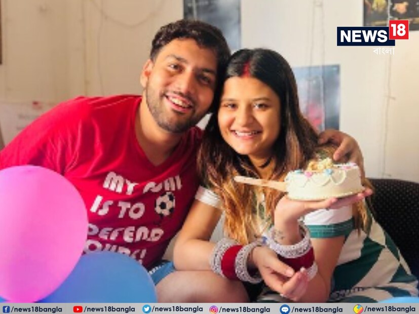 রূপসা এবং সায়নদীপ এদিন তাঁদের সোশ্যাল মিডিয়া হ্যান্ডেলে একাধিক ছবি পোস্ট করেন। সেখানে দেখা যাচ্ছে তাঁরা দুজনেই ঘরোয়া পোশাকে এসেছেন। টুনি লাইট এবং নীল গোলাপি বেলুন দিয়ে সাজানো বাড়ি। বাচ্চাদের জুতো, লালাপোসে সাজানো ট্রে। একটি কেক যেখানে লেখা, 'হবু মা বাবা।' সায়নদীপ লেখেন, 'আহেম, আহেম! আশা করি সবাই চলে এসেছেন এখানে। এবার থেকে প্রতিটা চিলড্রেনস ডে আমাদের জন্য খুব বিশেষ হতে চলেছে কারণ আমাদের জুনিয়র আমাদের সঙ্গে থাকবে। রূপসায়ন গোটা জীবনের জন্য। জুনিয়র আসছে শীঘ্রই। আমাদের আশীর্বাদ, শুভ কামনা, ভালোবাসা দেবেন।'