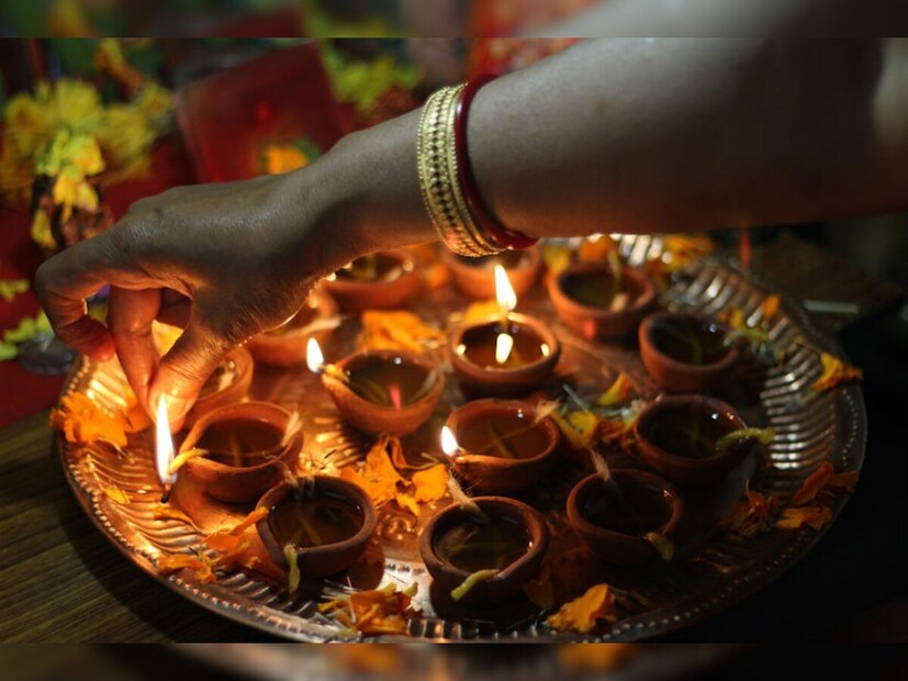 যদি সারা কার্তিক মাসে একদিনও দীপদান করতে না পারেন তাহলে কার্তিক সংক্রান্তিতে সন্ধ্যাপ্রদীপ প্রজ্বলন করুন। শনিবার বিকেল ৪.৫০ থেকে শুরু করে সন্ধ্যা ৬.২৬ পর্যন্ত দীপদান করতে পারবেন। এই সময় দীপদানের জন্য অত্যন্ত শুভ।