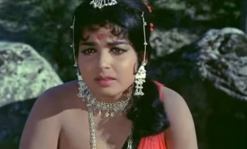জয়ললিতা তামিল এবং তেলেগু উভয় ফিল্ম ইন্ডাস্ট্রির একজন শীর্ষ অভিনেত্রী ছিলেন এবং কিছু বলিউড হিট ছবিতেও কাজ করেছিলেন। তিনি ১৯৬৮ সালে বলিউডে আত্মপ্রকাশ করেন এবং ধর্মেন্দ্রর সঙ্গে 'ইজ্জাত' ছবিতে অভিনয় করেন। চলচ্চিত্রে নয়, রাজনীতিতে এসে তিনি প্রচুর সম্পদ অর্জন করেছেন। 