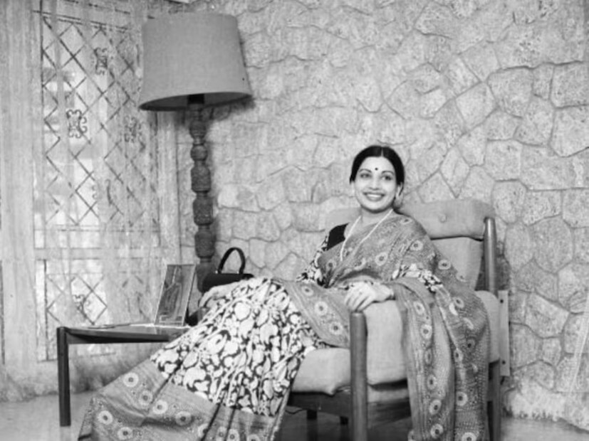 জয়ললিতার রাজনীতিতে প্রবেশের গল্পটা মজার। তিনি যখন তার ফিল্ম কেরিয়ারের শীর্ষে ছিলেন, তখন তিনি প্রবীণ অভিনেতা শোভন বাবুর প্রেমে পড়েছিলেন। প্রায়ই ফিল্মি পার্টিতে একসঙ্গে দেখা যেত তাদের। শোভন বাবু বিবাহিত জেনেও জয়ললিতা নিজেকে সামলাতে না পেরে তাকে বিয়ের প্রস্তাব দেন। শোভন বাবুর সঙ্গে জয়ললিতার প্রথম ছবি 'ডক্টর বাবু' এবং এটাই তাঁর শেষ ছবি প্রমাণিত হয়। 
