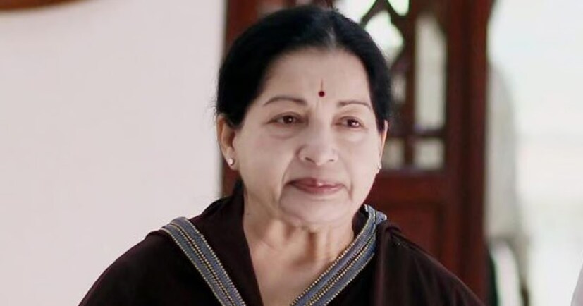 অভিনেত্রীর বিরুদ্ধে দুর্নীতির অভিযোগও রয়েছে, যার মধ্যে তার আয়ের তুলনায় অসম পরিমাণ সম্পদ অর্জনের একাধিক অভিযোগ রয়েছে। ১৯৯৭ সালে, চেন্নাইতে তাঁর পোয়েস গার্ডেন বাসভবনে অভিযানের পর, কর্তৃপক্ষ অভিযোগ করে যে তিনি ১৮৮ কোটি টাকার ঘোষণার বিপরীতে মোট ৯০০ কোটি টাকার সম্পদ সংগ্রহ করেছেন। মুদ্রাস্ফীতির সাথে সামঞ্জস্য করা হলে, আজ এই সংখ্যা প্রায় ৫০০০ কোটি টাকা, যা জুহি চাওলার বিপুল সম্পদের চেয়েও বেশি। 