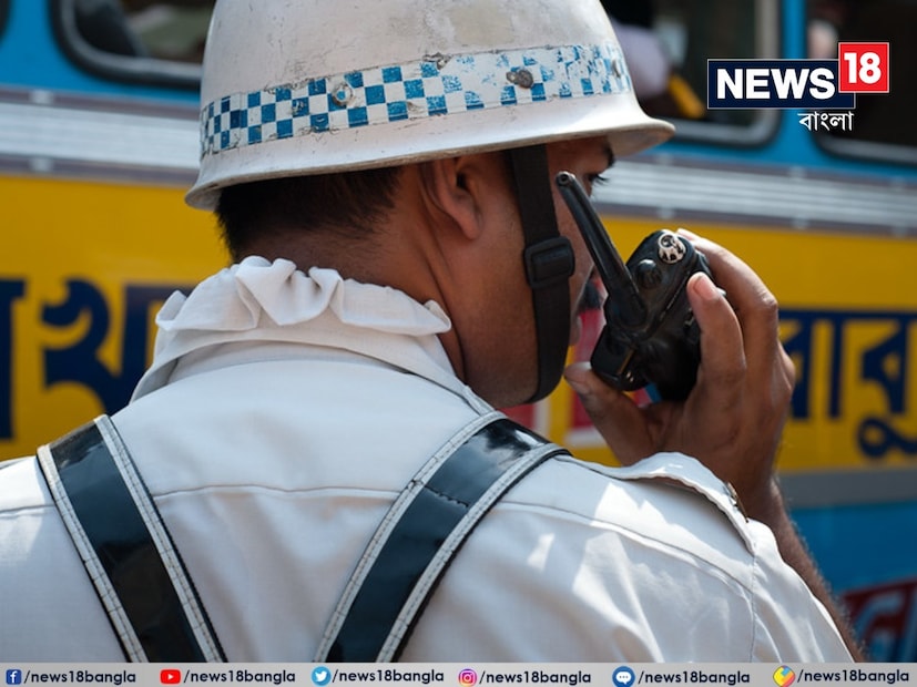 ততক্ষণে কলকাতা পুলিশের বিপর্যয় মোকাবিলা বাহিনী এবং ট্র্যাফিক পুলিশ কর্মীরা ঘটনাস্থলে পৌঁছে যান। প্রতীকী ছবি।