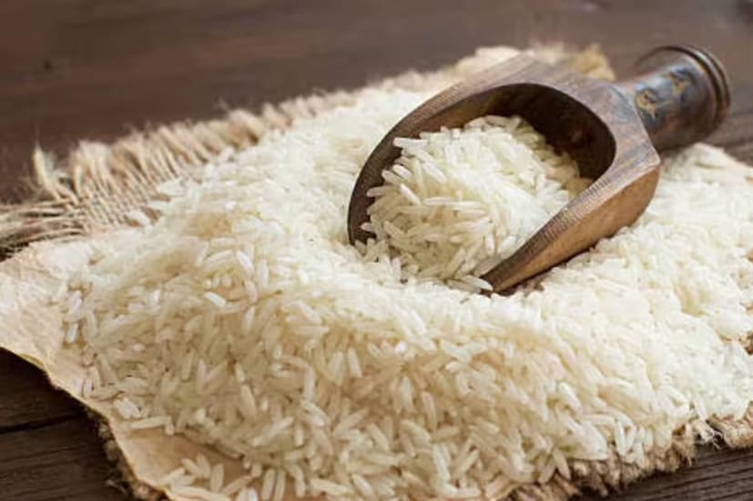 চাল- চাল হল ভারত থেকে বাংলাদেশে আরেকটি গুরুত্বপূর্ণ রফতানি, যেখানে এটি প্রধান খাদ্যে গুরুত্বপূর্ণ ভূমিকা পালন করে। ভারতীয় চাল খাদ্য নিরাপত্তা সমর্থন করে এবং বাংলাদেশী জনসংখ্যার জন্য একটি প্রধান খাদ্য উৎস প্রদান করে।