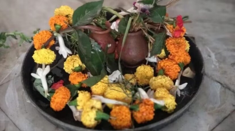 যাঁরা ইতুপুজোর ব্রতপালন করছেন, তাঁরা রবিবারে পুজোর দিন উপবাস ভঙ্গ করুন ফলপ্রসাদ খেয়ে। এ দিন আমিষ খাবার গ্রহণ করবেন না। নিরামিষ আহার গ্রহণ করুন। তেল, হলুদ ছাড়া খাবার খাবেন। দুপুরে খান সিদ্ধভাত। সারা দিনে এক বার অন্নগ্রহণ করতে পারেন। তবে রাতে ময়দার লুচি বা পরোটা খাওয়াই বাঞ্ছনীয়। মুড়ি খেলে শুকনো মুড়ি খান। কখনওই মেখে মুড়ি খাবেন না।