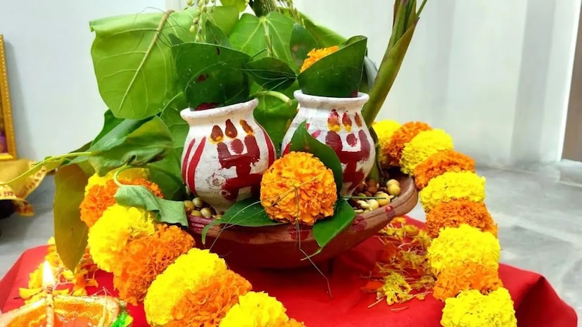 অগ্রহায়ণ মাসের প্রতি রবিবার ব্রাহ্মণ দিয়ে নৈবেদ্য সহযোগে পুজো করাতে হয় এবং ইতুর ব্রত কথা শুনতে হয়। পুরো অগ্রহায়ণ মাস ধরে পুজোর পর অগ্রহায়ণ সংক্রান্তিতে পুকুর বা নদীতে ইতুর বিসর্জন দিতে হয়।