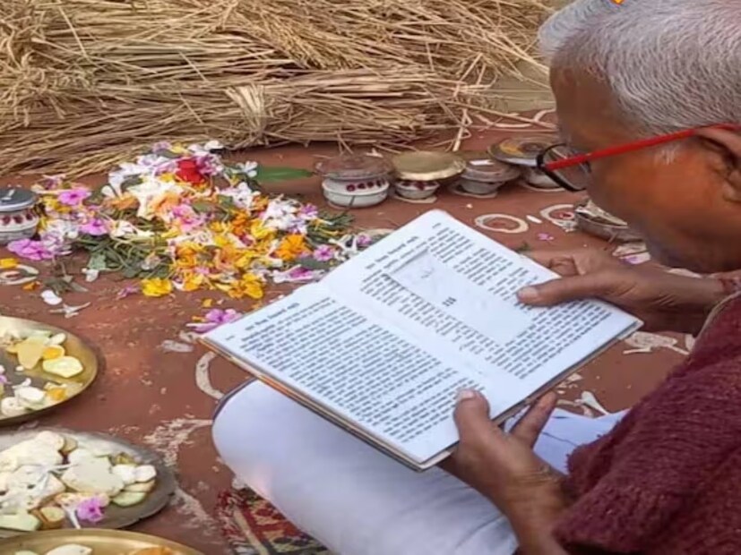 একটি মাটির ঘটে মাটি ভরে কচু, কলমি লতা, আখ, শুষনি, ধান, পাঁচ কলাই প্রভৃতি (পারিবারিক প্রথা অনুসারে গাছ এবং রীতি পাল্টে যায়) গাছ এবং বীজ বপন করে ইতু বানিয়ে তাকে পূজা করা হয়। প্রতিদিন শুদ্ধ বস্ত্রে শুদ্ধ মনে ইতুকে জল দান করা এই পুজোর রীতি।