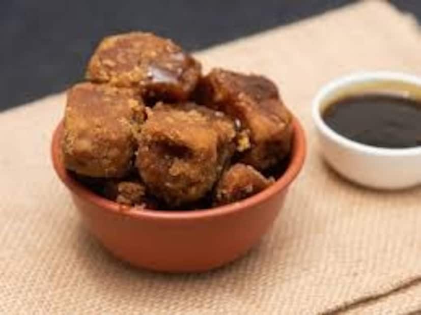  গুড়ে আয়রন, পটাসিয়াম, ম্যাগনেসিয়াম, প্রোটিনের মতো কিছু পুষ্টি উপাদান রয়েছে। তবে এর অতিরিক্ত শরীরে অনেক সমস্যা তৈরি করতে পারে। বিশেষ করে, আপনি যদি ডায়াবেটিসে ভুগছেন, যেখানে মিষ্টি খাওয়ার বিষয়ে একজনকে অতিরিক্ত সতর্কতা অবলম্বন করতে হবে কারণ এটি রক্তে ট্রাইগ্লিসারাইড বাড়াতে পারে। সুতরাং, এখানে এই প্রাকৃতিক মিষ্টির পার্শ্বপ্রতিক্রিয়া সম্পর্কে কম কথা বলা হল।