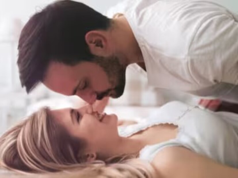 মহিলারা সহবাসের পরে পুরোপুরি শীতল হতে সময় নেয় যেখানে পুরুষদের মাত্র কয়েক মিনিট সময় লাগে। সম্ভাবনা আছে, সে এখনও ঘনিষ্ঠতার জন্য আকুল। তাই, আফটারপ্লে সহবাসের পরে ঘনিষ্ঠতার জন্য আপনার মহিলার চাহিদার প্রতি সম্মান প্রদর্শনের চিহ্ন হিসাবে কাজ করে যাতে সে পুরোপুরি শীতল হতে পারে।