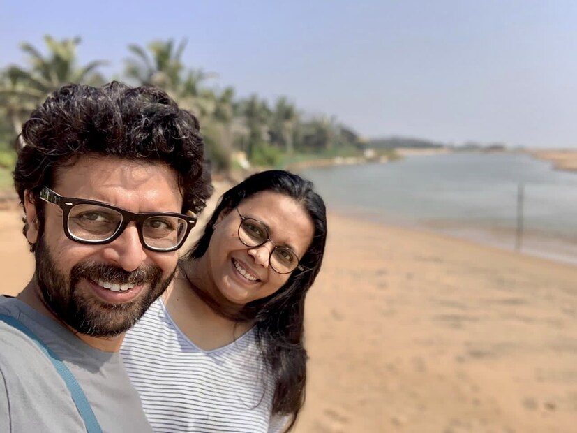 জয় সরকার বললেন, " আসলে লোপামুদ্রা মিত্রের হাত ধরেই আমার সুরকার হিসেবে আত্মপ্রকাশ। সেদিক থেকে দেখতে গেলে আমার সুরকার জীবনের পঁচিশ বছর পাড়। অনেক বছর এক সঙ্গে মঞ্চে লোপাকে গিটারে সঙ্গত করেছি। সেটা তো এখন আর হয়না। সেই মুহূর্ত গুলো মিস করি।তাই,আমাদের এই অন্য ভাবনা জয়-লোপা এক্সপ্রেস।"