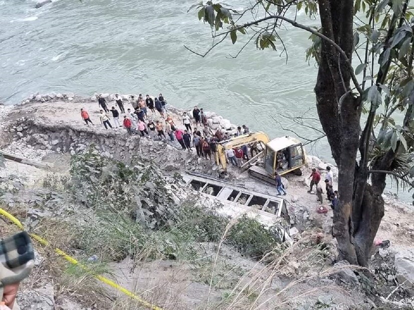 এই দুর্ঘটনায় বেশ কয়েকজন যাত্রীর হতাহতের আশঙ্কা রয়েছে৷ ইতিমধ্যেই ঘটনাস্থলে পৌঁছেছে উদ্ধারকারী দল৷