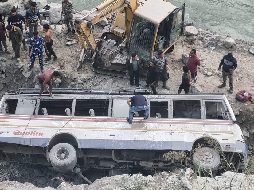 জানা গিয়েছে, বাসটি শিলিগুড়ি থেকে সিকিমের গ্যাংটক যাচ্ছিল৷ গ্যাংটক পৌঁছনোর আগেই রংপোর কাছে নদীর পাশে খাদে পড়ে যায় বাসটি৷ 