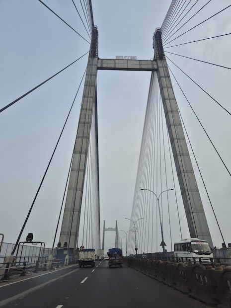কলকাতায় মূলত পরিষ্কার আকাশ। বেলার দিকে আংশিক মেঘলা আকাশ। সকালের দিকে ধোঁয়াশা বা কুয়াশা তৈরি হতে পারে। বাতাসে জলীয় বাষ্পের পরিমাণ ক্রমশ কমছে। কমবে আর্দ্রতাজনিত অস্বস্তিও। 