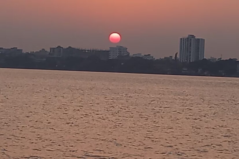 কলকাতায় মূলত পরিষ্কার আকাশ। সকালের দিকে হালকা কুয়াশা এবং ধোঁয়াশার পরিস্থিতি তৈরি হবে। আগামী চার-পাঁচ দিন নতুন করে তাপমাত্রা নামার সম্ভাবনা নেই। বৃষ্টির সম্ভাবনাও নেই। প্রতীকী ছবি।