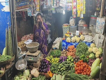 মহিষাদলের এই দোকানেই আসেন সরকারি ওই কর্তার স্ত্রী৷ 
