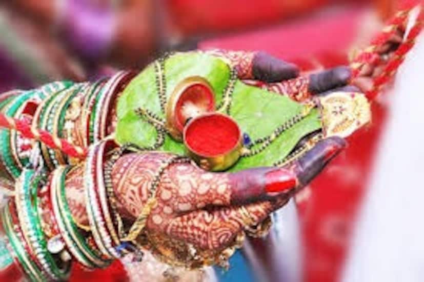 মা লক্ষ্মীর সিঁদুর একটা কাপড়ের পুঁটুলিতে রাখুন আপনাদের বিছানায় তোশকের নীচে৷ তাহলে দু’জনের মধ্যে কলহ, দাম্পত্য অশান্তি দূর হবে৷ স্বামীর সর্বাঙ্গীন কল্যাণ ও মঙ্গল হবে৷