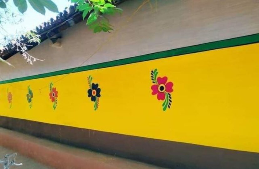 এই পরবে আদিবাসী সম্প্রদায়ের মানুষেরা নিজেদের শিল্পকলার মাধ্যমে এতটাই নিখুঁত করে তাদের ঘরবাড়ি গুলি সাজিয়ে তোলেন দেখে চোখ ফেরানো যায় না। তাই শীতের এই মরশুমে যে সমস্ত পর্যটকেরা জঙ্গলমহল পুরুলিয়ায় বেড়াতে আসেন তাদের কাছে বাড়তি পাওনা হয়ে ওঠে আদিবাসী এই জনপদ গুলি। (Photo-Facebook)