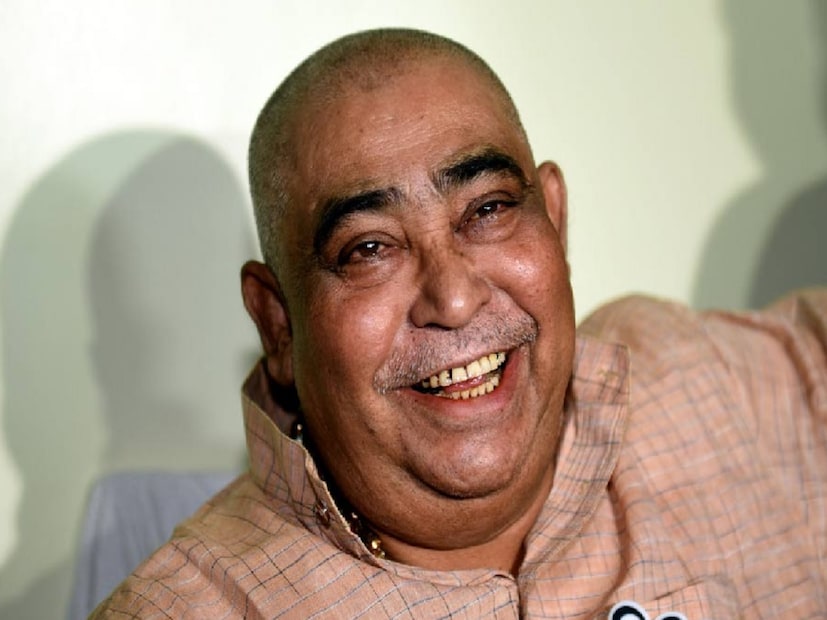এর আগে, বোলপুর থানার আইসিকে গালিগালাজের ঘটনাকে কেন্দ্র করে অনুব্রত মণ্ডলের নিরাপত্তা কমিয়ে দেওয়া হয়েছিল। কমানো হয়েছিল তাঁর ব্যক্তিগত দেহরক্ষী এবং বোলপুরের বাড়িতে মোতায়েন নিরাপত্তা কর্মীর সংখ্যাও।