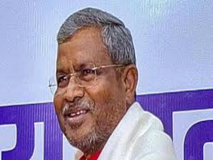 দুর্বল বিরোধী জোট- এই বিধানসভা নির্বাচনে ঝাড়খণ্ডে ভারতীয় জনতা পার্টির স্থানীয় স্তরে কোনও শক্তিশালী মুখ ছিল না। দলের মুখ্যমন্ত্রী মুখের দাবিদার হিসাবে উঠে এসেছিলেন দুইজন। বাবু লাল মারান্ডি এবং চম্পাই সোরেন। এরা দুইজনই দল বদলে বিজেপিতে এসেছিলেন। ফলে মানুষের আস্থা অর্জন করতে পারেননি তারা। অন্যদিকে, চম্পাই সোরেন বা বাবুলাল মারান্ডির দ্বিগুণ জনপ্রিয়তা হেমন্ত সোরেনের। দুর্নীতি মামলায় গ্রেফতার হলেও রাজ্যের একটা বড় অংশের মানুষই মুখ্যমন্ত্রী হেমন্ত সোরেনের উপরেই আস্থা রেখেছেন। প্রতীকী ছবি