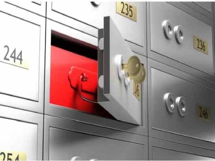 Keeping valuables at home is not safe. It can be stolen at any time. So many people rent lockers in banks. The bank decides the rent of the locker according to the size. The customer can also check according to his needs, what kind of locker he needs.