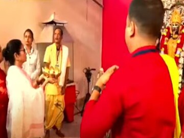 উপনির্বাচনে জয়ের পর নৈহাটিতে মমতা! বড়মা কালীর মন্দিরে পুজো, ১০ লক্ষ টাকা দেওয়ার ঘোঘণা