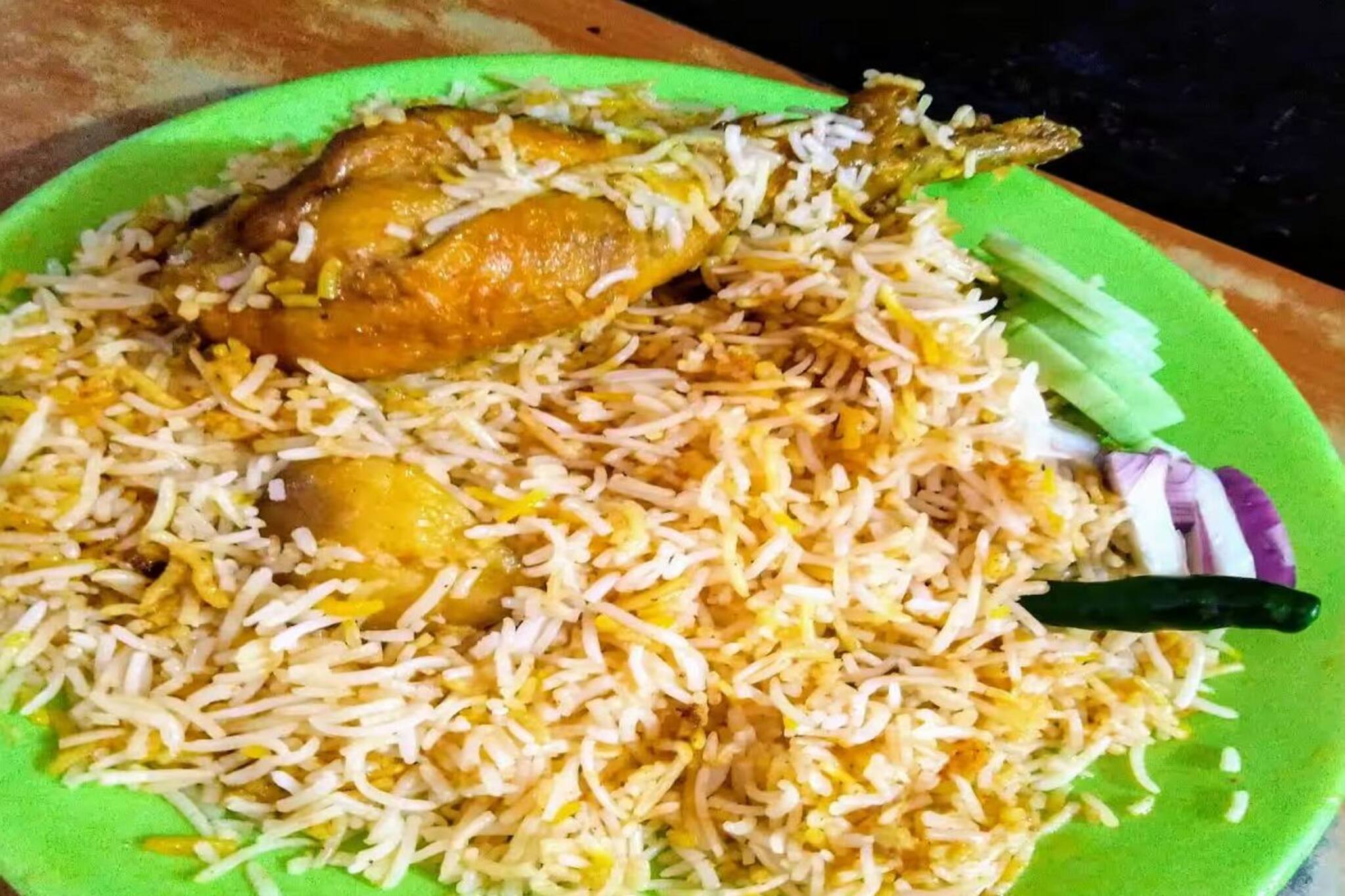 সর্বনাশ! বিরিয়ানির মধ্যে ওটা কী! জনপ্রিয় বিরিয়ানিতে যা মিলল, খেতে ভয় করবে এরপর!