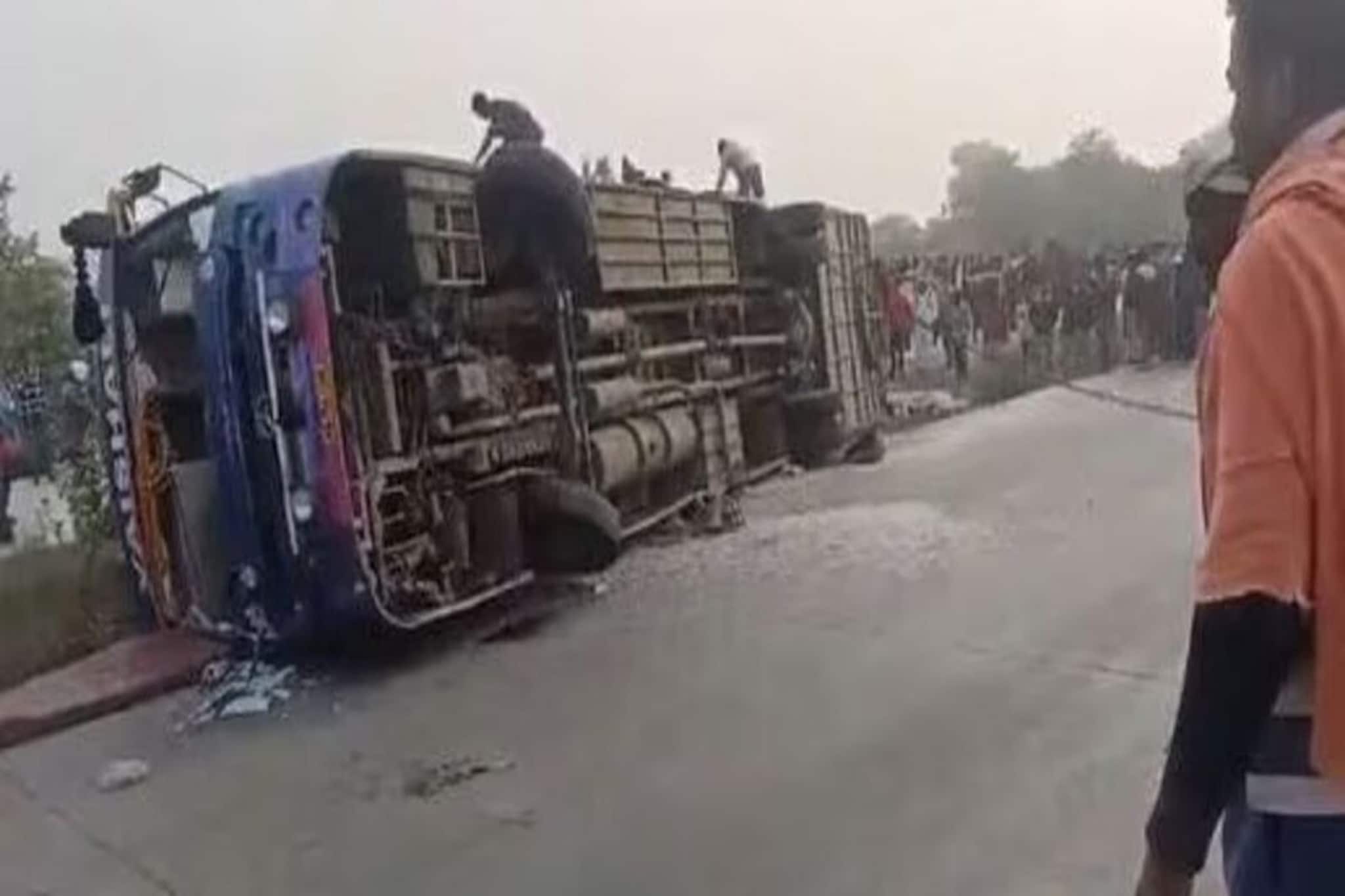 ভয়াবহ দুর্ঘটনা! শিলিগুড়ি থেকে  আসার পথে ডিভাইডারে ধাক্কা  যাত্রীবোঝাই বাসের! আহত বহু