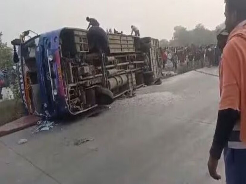 এই বাস দুর্টনার জেরে জাতীয় সড়কের একটি দিকের যান চলাচল স্তব্ধ রয়েছে। বাস দুর্ঘটনায় জখম হয়েছেন অন্তত ৩০ জন। আহতদের মধ্যে অন্তত ৫ জন শিশু। Representative Image