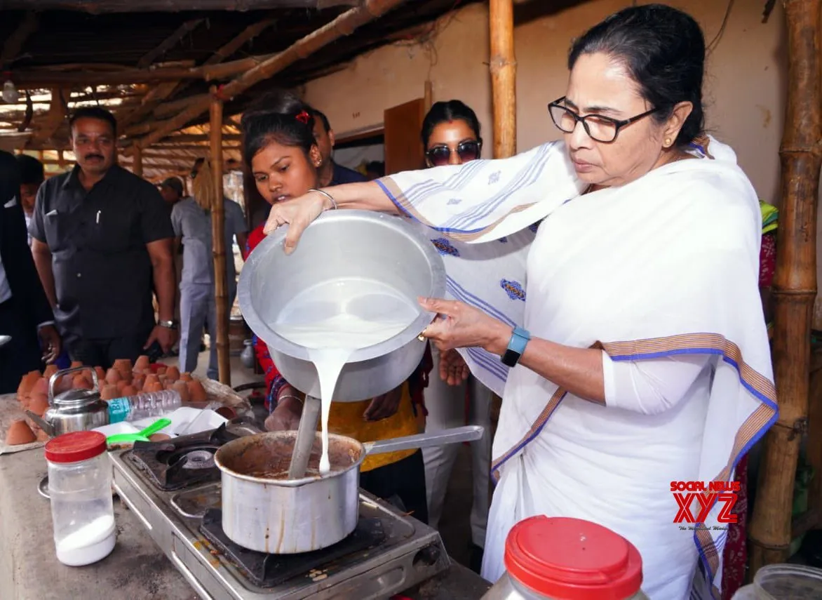 কখনও তিনি মোমো বানান তো কখনও ঢুকে পড়েন চায়ের দোকানে। এবারও সেই নজিরই দেখা গেল পাহাড়ের পথে ঘাটে।