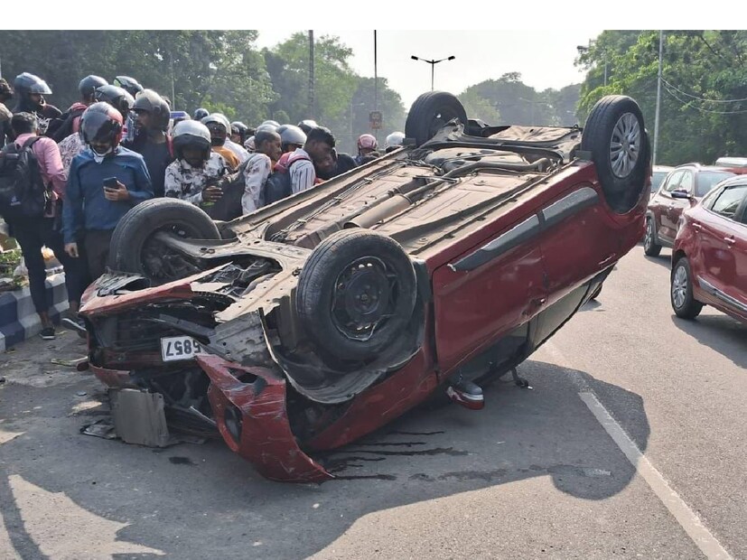 কলকাতায় মর্মান্তিক পথ দুর্ঘটনা। রেড রোডে দুর্ঘটনায় পড়ল গাড়ি। বুধবার দুপুরের ব্যস্ত সময় গাড়িটি রাস্তায় উল্টে যায়। নিজস্ব চিত্র।