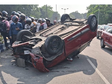 কলকাতায় মর্মান্তিক পথদুর্ঘটনা! রেড রোডে উল্টে গেল গাড়ি, রক্তে ভেসে গেল রাজপথ কলকাতায় মর্মান্তিক পথদুর্ঘটনা! রেড রোডে উল্টে গেল গাড়ি, রক্তে ভেসে গেল রাজপথ