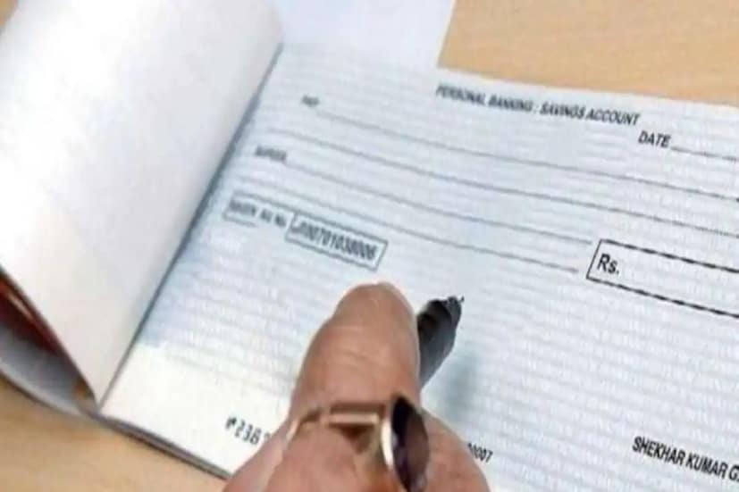 কারণ অনেকেই সাধারণ উপায়ে ইংরেজিতে লেখেন ‘Lakh’। তবে কেউ কেউ তার পরিবর্তে লেখেন ‘Lac’। তাহলে এখন প্রশ্ন হচ্ছে, কোনটা সঠিক? আজ সেটাই দেখে নেওয়া যাক।