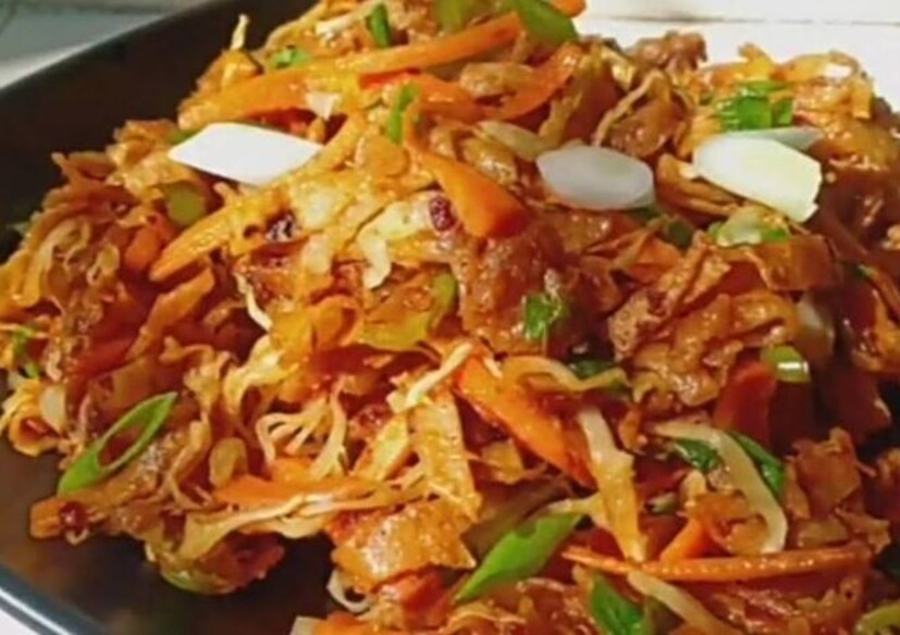 উপকরণ-আটা অথবা ময়দা, ডিম ক্যাপসিকাম ধনেপাতা পেঁয়াজ কাঁচালঙ্কা টমেটো বিন করাই সহ বিভিন্ন কাজ সবজি জিরে মরিচ অল্প হলুদ গুঁড়ো আর পরিবেশনে প্রয়োজন টমেটো সস।
