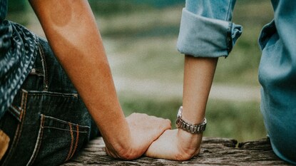 অনেক পুরুষই সরাসরি যৌন মিলনে চলে যান! এতে বেশিরভাগ মহিলাই অস্বস্তিবোধ করতে পারেন! প্রথমে কথা বলুন, হাসি-ঠাট্টা-মজা করুন, গবেষণায় দেখা গিয়েছে ৩০ সেকেন্ডের আলিঙ্গন অক্সিটোসিন হরমোনের ক্ষরণ বাড়ায়। এই হরমোন সুস্থ সঙ্গমের জন্য খুব প্রয়োজনীয়। অনেক পুরুষই সরাসরি যৌন মিলনে চলে যান! এতে বেশিরভাগ মহিলাই অস্বস্তিবোধ করতে পারেন! প্রথমে কথা বলুন, হাসি-ঠাট্টা-মজা করুন, গবেষণায় দেখা গিয়েছে ৩০ সেকেন্ডের আলিঙ্গন অক্সিটোসিন হরমোনের ক্ষরণ বাড়ায়। এই হরমোন সুস্থ সঙ্গমের জন্য খুব প্রয়োজনীয়।