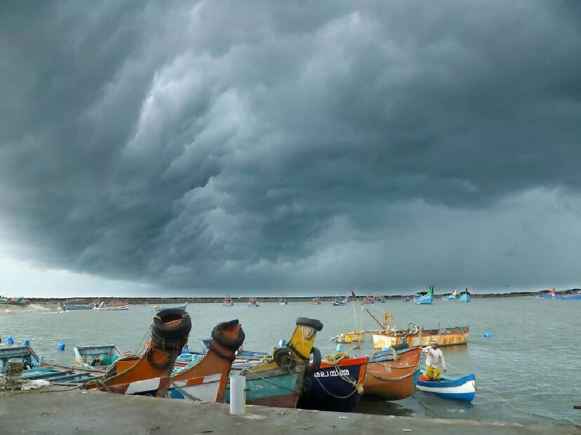 সেই সঙ্গে নাগাপট্টিনাম থেকে ৪০০ কিমি, পুদুচেরি থেকে দক্ষিণপূর্বে ৫১০ কিমি এবং চেন্নাই থেকে বর্তমানে ৫৯০ কিমি দূরে রয়েছে। 