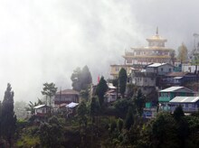 দার্জিলিংয়ে ঘন কুয়াশায় মোড়া পাহাড়