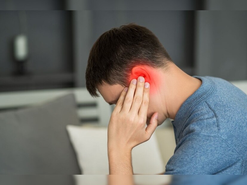 অল্প অলিভ তেলে এক কোয়া রসুন থেঁতো করে গরম করুন। তেল গরম হলে ছেঁকে নিয়ে তা সংক্রমিত কানে দু’তিন ফোঁটা দিন। বারকয়েক এমন করলে একটু আরাম পাবেন।